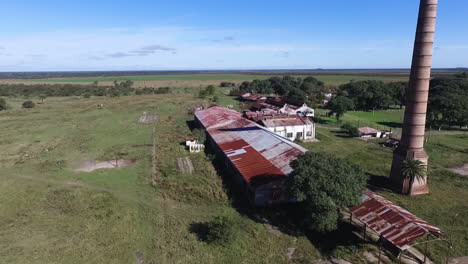 vista aérea de la antigua fábrica abandonada y chimenea en el paisaje rural de argentina