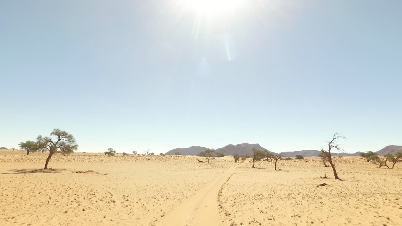 con una cámara en el capó de un vehículo 4x4 conduciendo por el desierto de namibia