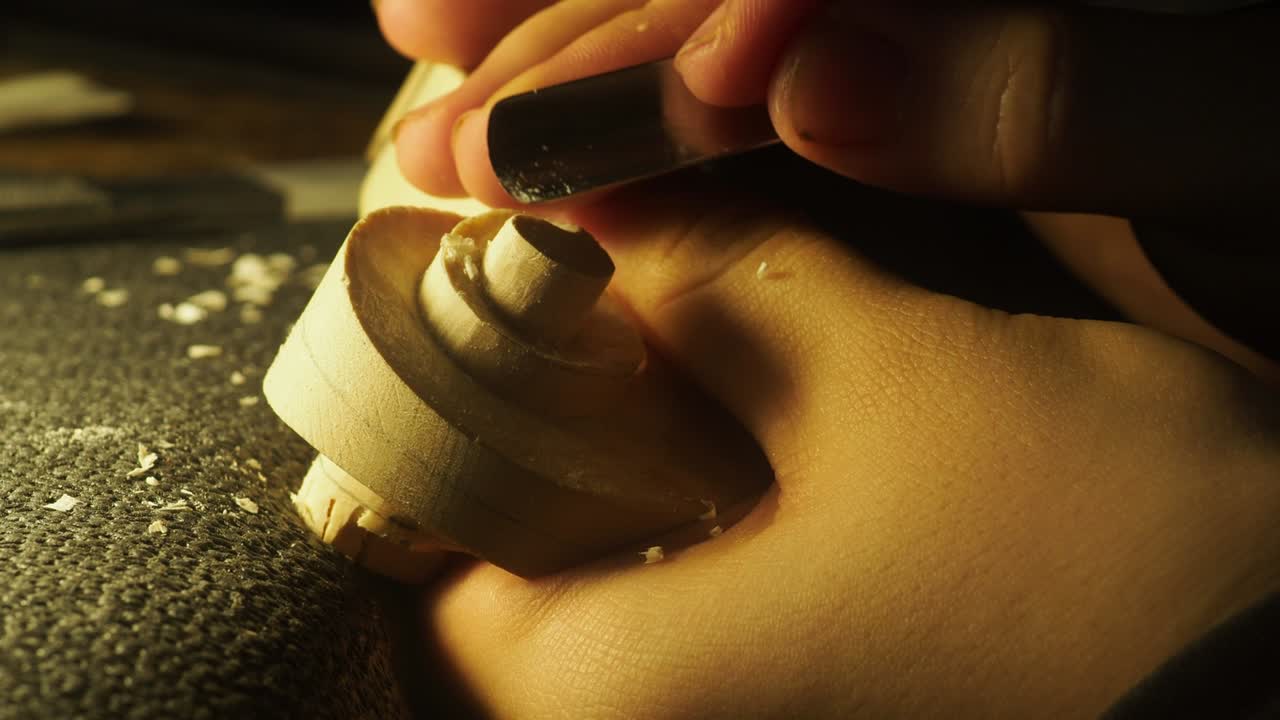 원시 목조 조각가, 손으로 만든 바이올린 스크롤 예술