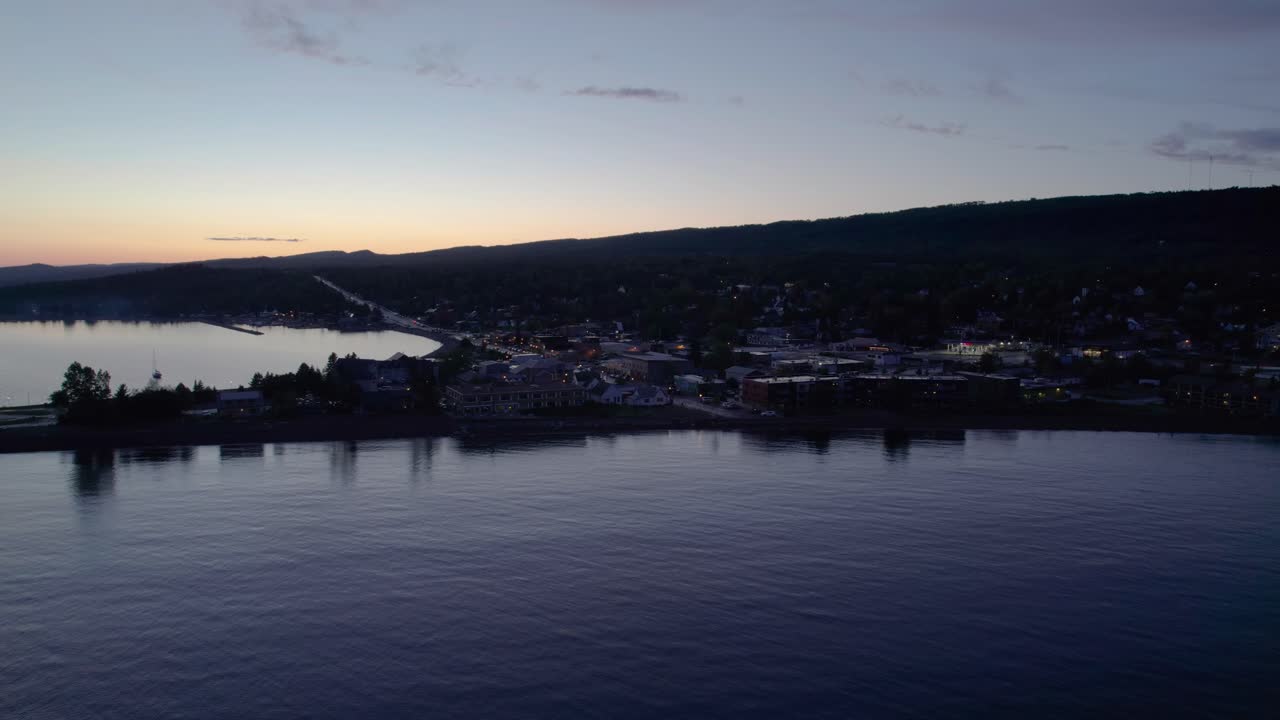 여름에 미네소타 그랜드 마레 시내의 늦은 저녁 공중 드론 샷