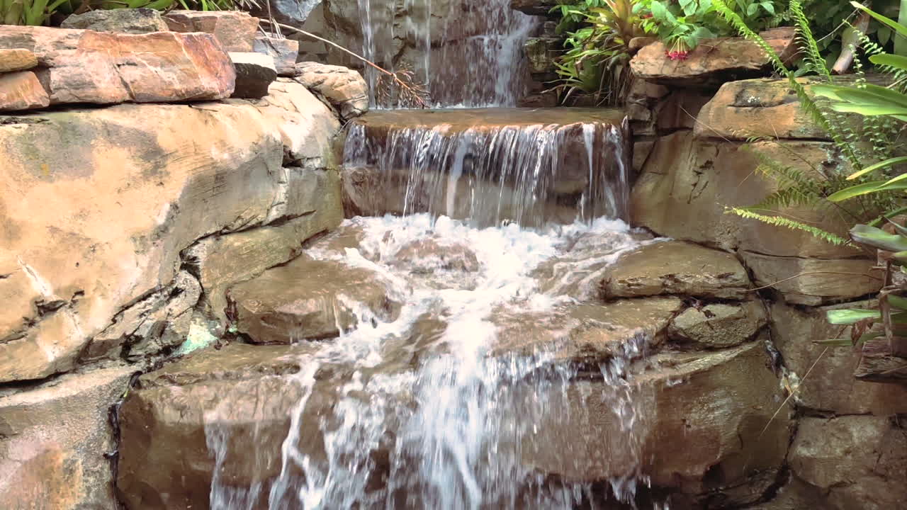 cascada montaña río 4k videoclip en cámara lenta