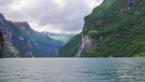 el fiordo de geiranger, la cascada de las siete hermanas, la hermosa naturaleza, el paisaje natural de noruega.