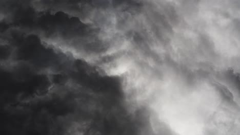 una tormenta con relámpagos que brilló a través de las nubes oscuras