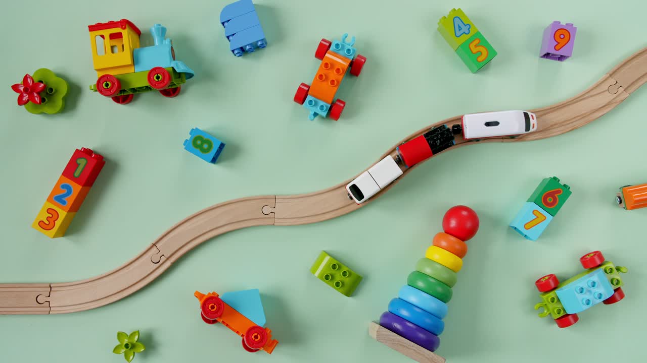 어린이용 장난감 목조 철도 (toy train travel along the railway) - 어린이용 교육용 장난물 (top view) - 코피 스페이스 (copy space)