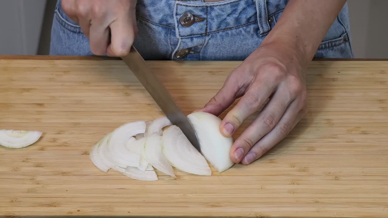 양파를 잘라내는 것