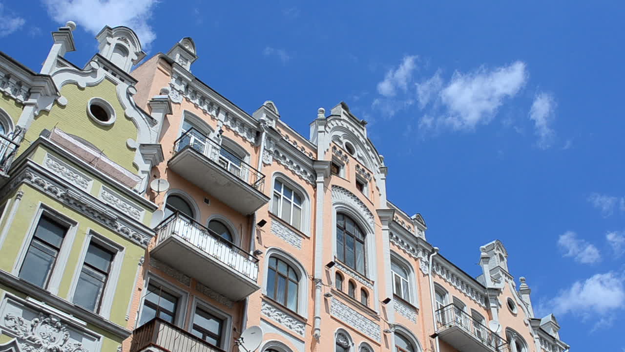 Riprese di architettura di Kiev, Ucraina. Case e cielo