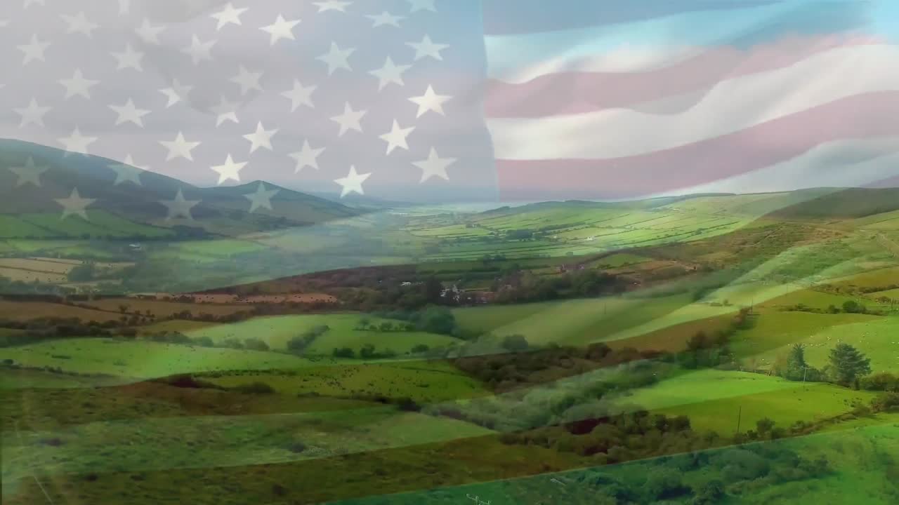 Digitale compositie van een wapperende Amerikaanse vlag tegen een luchtfoto van graslanden