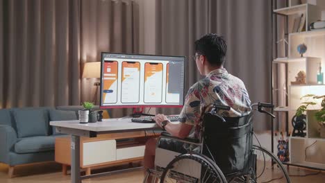 persona en silla de ruedas diseñando una aplicación móvil