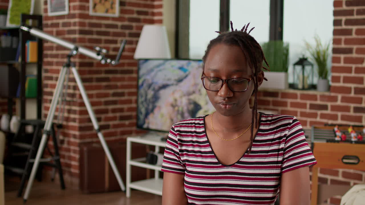 집에서 노트북을 사용하는 여성