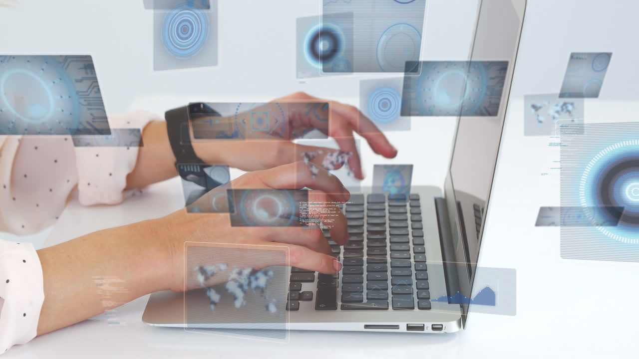 animación de radares, círculos y globos sobre la sección media de una mujer caucásica trabajando en una computadora portátil