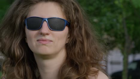 hermosa mujer joven poniéndose sus gafas de entrenamiento