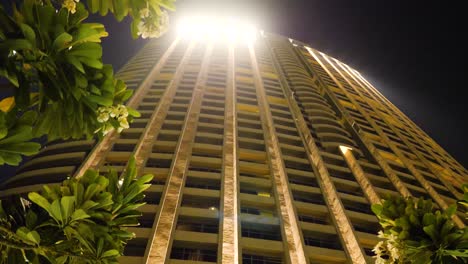 vista nocturna de un edificio alto