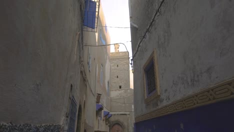 marcher dans une ruelle marocaine