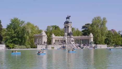 lago navegable - parque del retiro en madrid