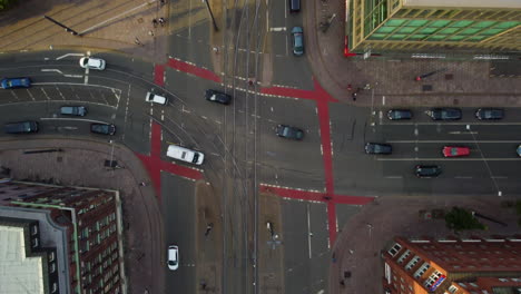 Vista-Superior-Del-Tráfico-Por-Carretera-Y-El-Tranvía-En-La-Ciudad-De-Bremen-En-Alemania