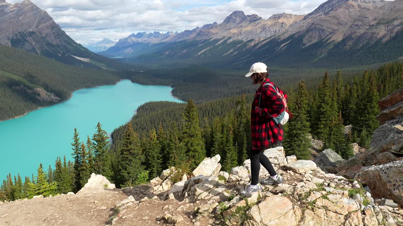 Vista panorámica de un lago de montaña con excursionista