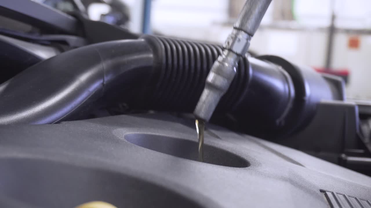 서비스 후 자동차에 엔진 오일 채우기