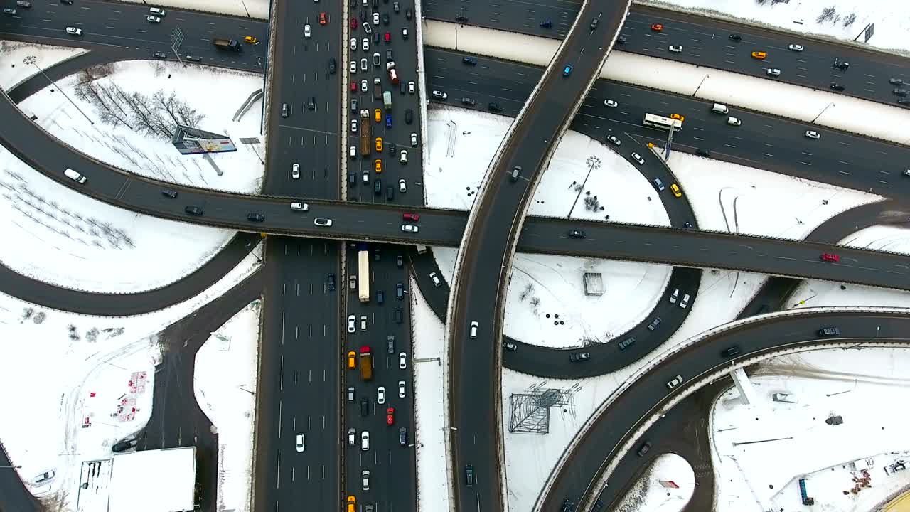 바쁜 교차로에서 높은 각도입니다.