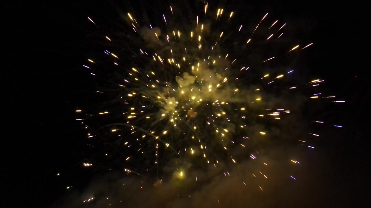 Vuurwerk dat door de rook schiet van eerder afgestoken vuurwerk