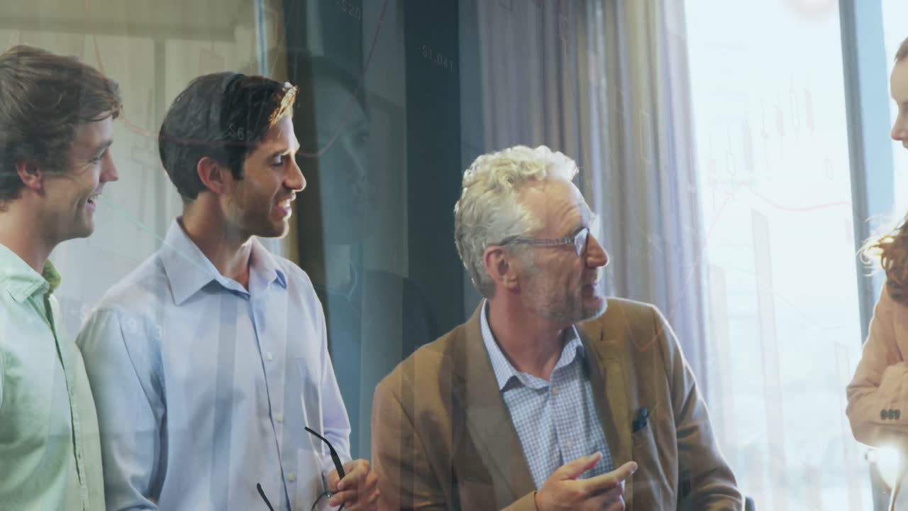 animación del procesamiento de datos financieros en un grupo de empresarios