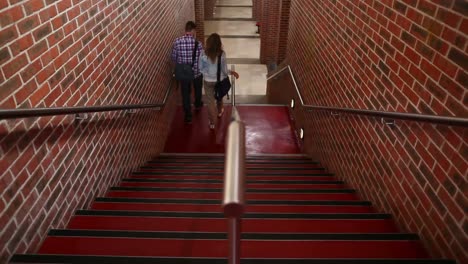 estudiantes subiendo y bajando las escaleras