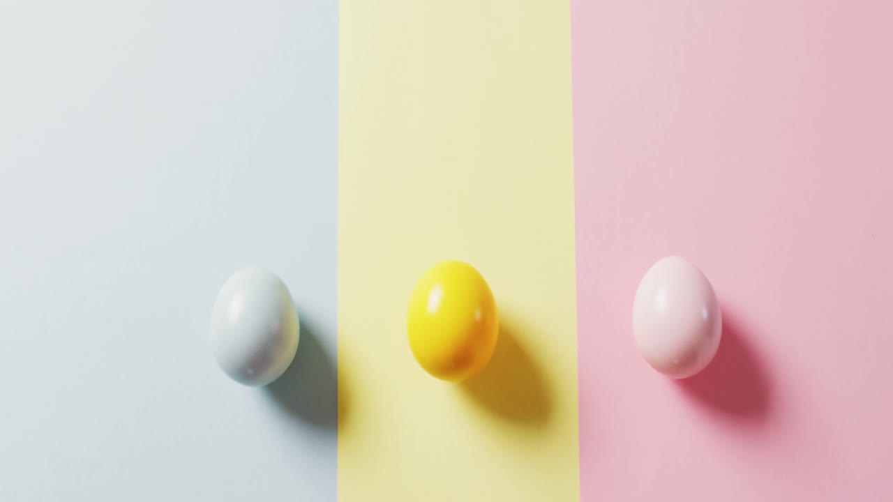 близко к трем красочным пасхальным яйцам на красочном фоне