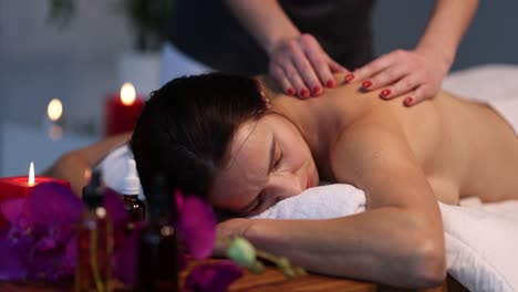 mujer recibiendo un masaje relajante en la espalda en un spa