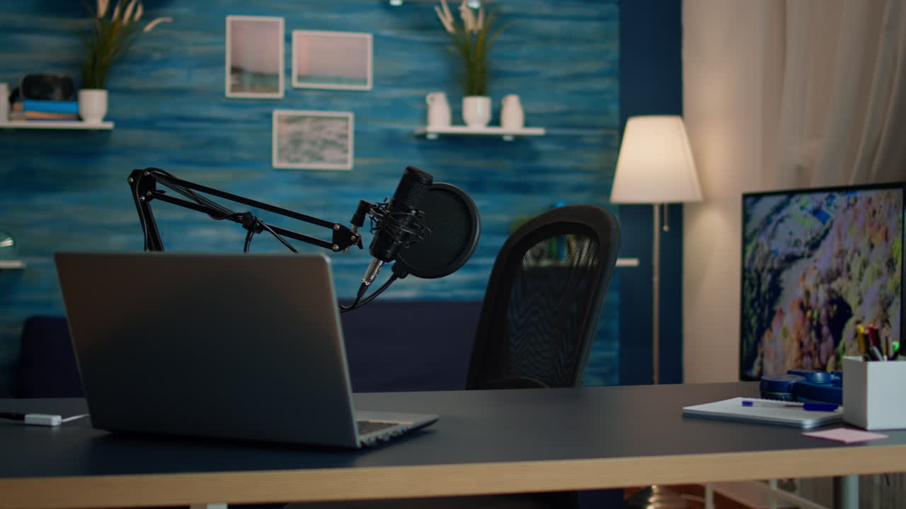 Sala podcast vuota con microfono professionale