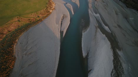 Panorámica-Aérea-Sobre-El-Río-Alpino-De-Nueva-Zelanda-Hasta-Las-Montañas-Nevadas