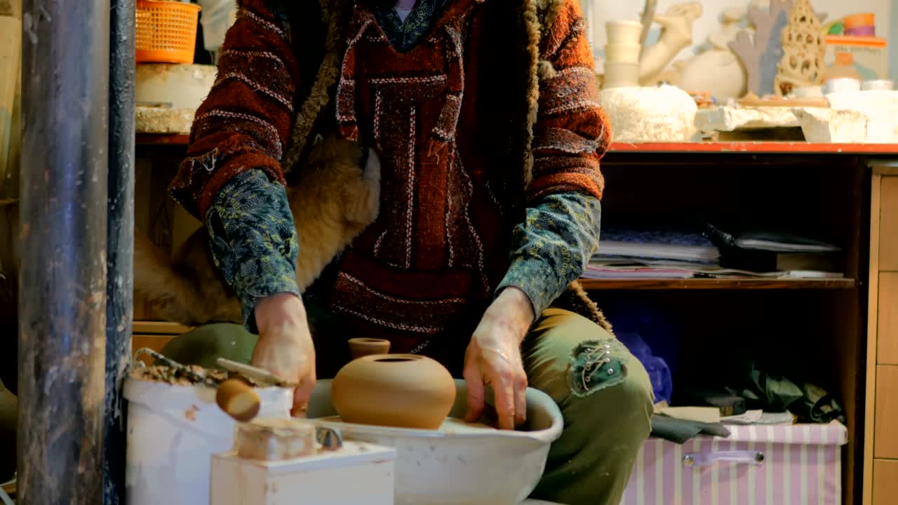 작업실, 스튜디오에서 일하는 전문 남성 도자기