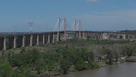 una amplia vista aérea del puente de cables que cruza el río paraná guazú en la provincia de entre ríos, argentina.