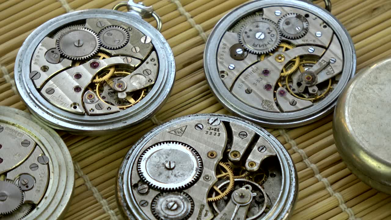 Gruppo rotante di orologi da tasca antichi e usati