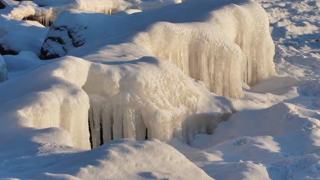 en invierno, las piedras están heladas en la orilla del mar