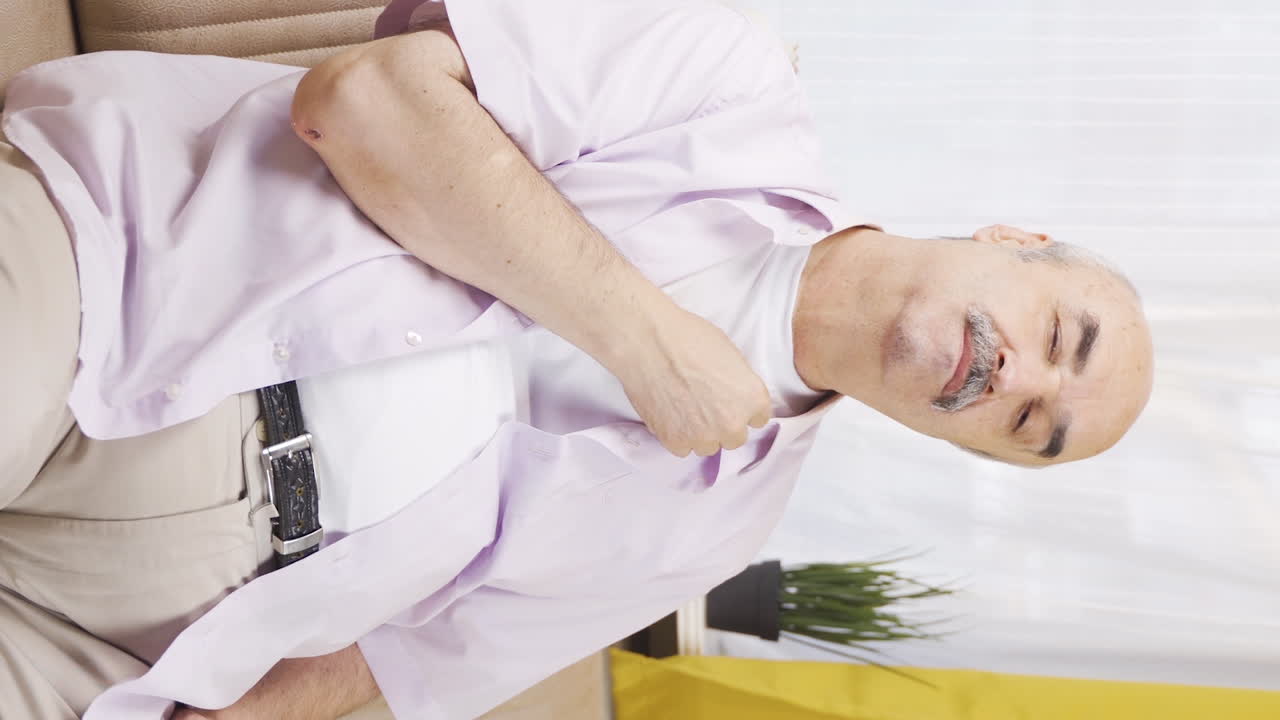 vídeo vertical de un anciano que sueña feliz.