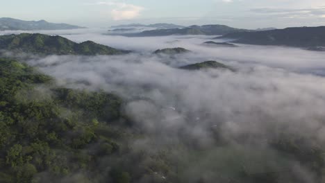 Costa-Rica-Montaña-Selva-Drone-Sobrevuelo-Niebla-Nublada,-4k