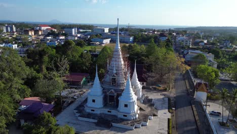 Ruhiger-Traditioneller-Thailändischer-Tempelkomplex,-Tropische-Landschaft