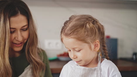 Mutter-Und-Kleines-Mädchen-Mit-Langen-Haaren-Sind-In-Der-Küche