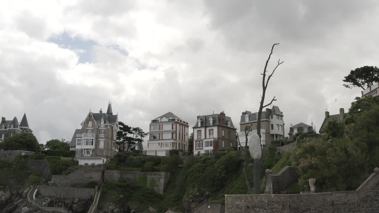 건축과 풍경을 가진 유럽 해안 도시