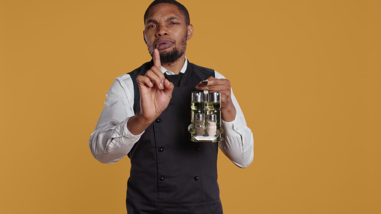 캐터링 직원 들 은 고객 들 에게 주문 을 받기 전 에 한 분 동안 기다리라고 요청 한다