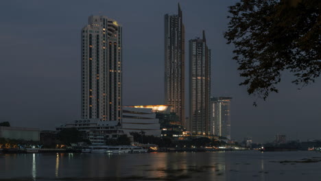 un lapso de tiempo de 4k de noche a día del amanecer en los grandes almacenes iconsiam, bangkok, tailandia