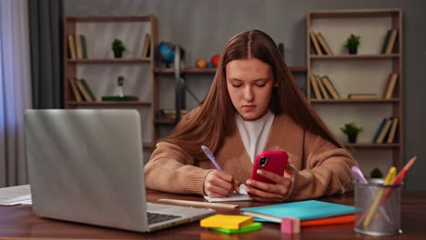 una adolescente que estudia en casa