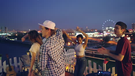 fiesta en la azotea por la noche