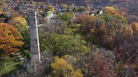 imágenes aéreas del antiguo castillo entre los árboles en primavera