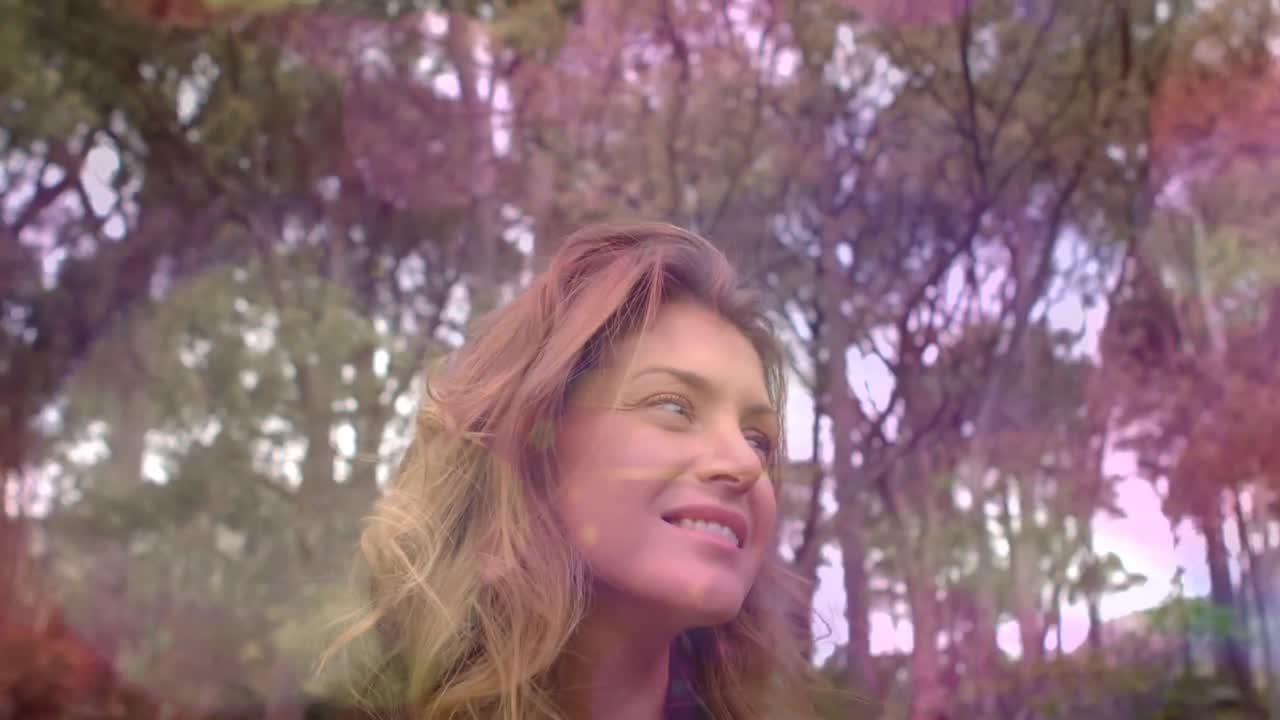 video de la niebla del arco iris sobre una joven caucásica feliz