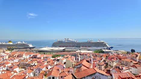 Lisboa-Mostrando-Tejados-Y-Un-Crucero-Atracado-En-El-Puerto,-Día-Claro-Y-Soleado,-Vista-Aérea