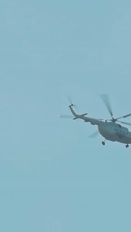 helicóptero volando contra el cielo azul
