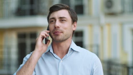 Nahaufnahme-Eines-Geschäftsmannes,-Der-Am-Telefon-Spricht.-Mann-Telefoniert-Im-Hemd-Draußen