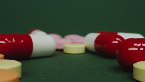 Pharmazeutische-Antivirale-Medikamentenkapseln-Und-Tablettenpillen,-Nahaufnahme