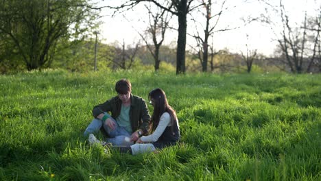 una pareja sentada en un parque.