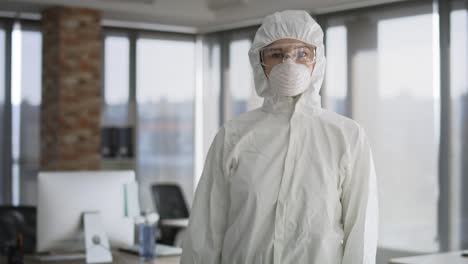 video de un técnico en uniforme antes de trabajar durante el brote de la pandemia